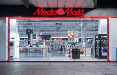 BARCELONA, İspanya - 02 / 05 / 2021 - Bir alışveriş merkezinin içindeki Mediamarkt mağazası