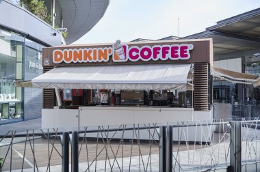BARCELONA, İspanya - 02 / 05 / 2021 - Alışveriş merkezindeki Dunkin kahvesi