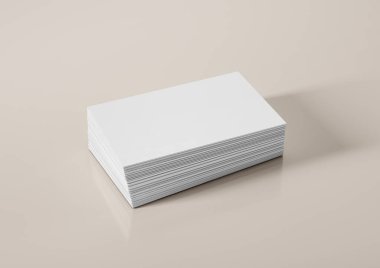 Arkaplandan izole edilmiş boş kartvizit yığını