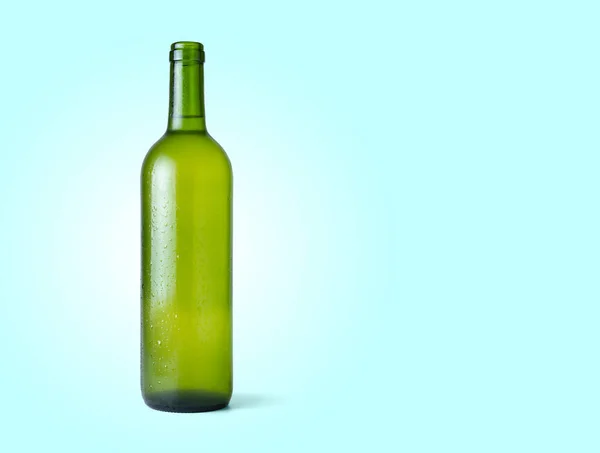 Botella Vino Blanco Fresco Aislado Del Fondo Azul Con Espacio —  Fotos de Stock