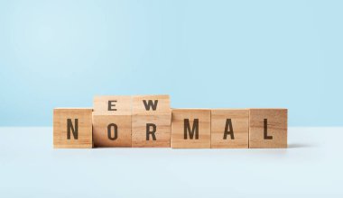 Yeni NORMAL sözcüğüyle ahşap küpler, koronavirüs salgınından sonra yeni bir hayata adapte oluyor.