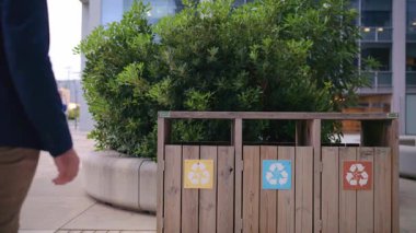 Modern bir şehrin finans bölgesinde bir arada duran ve konuşan üç çok kültürlü meslektaşım