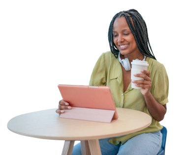 Siyah kadın elinde tablet, beyaz arka planda kahve bardağı tutarak gülümsüyor.