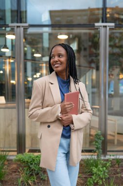 İş kadını elinde tabletle gülümsüyor.