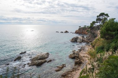 Costa Brava kıyıları kayalık plajlı ve yürüyüş yolu olan