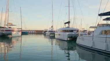 Katamaranlar ve yelkenliler limana yanaştılar.