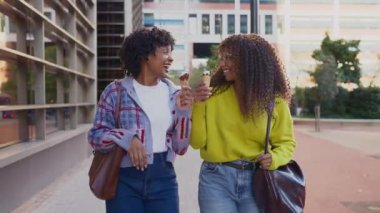 Dondurma yiyen mutlu Afro-Amerikan kadınları