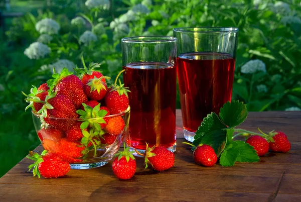 Jus de fraise dans un verre aux fraises — Photo