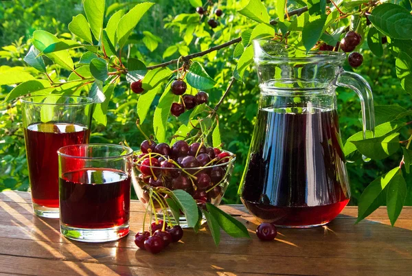 Jus de cerise en carafe et verre — Photo