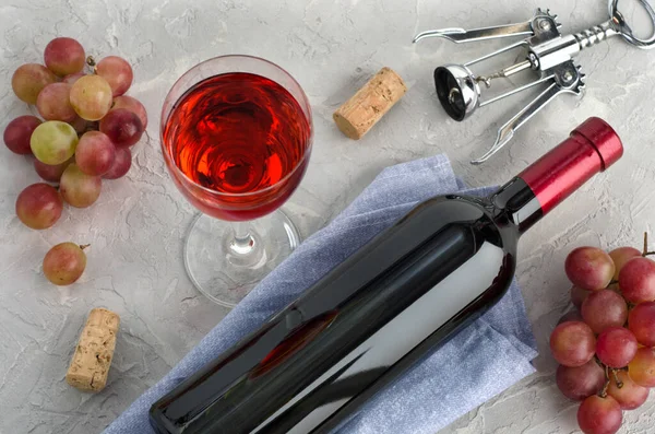 Bottiglia Vino Bicchiere Vino Grappoli Uva Cavatappi Metallici Sfondo Grigio — Foto Stock