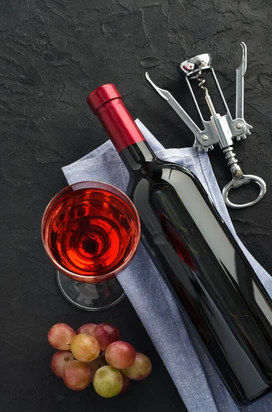 Wein Glas Flasche Wein Trauben Und Metallischer Korkenzieher Auf Dunklem Stockbild