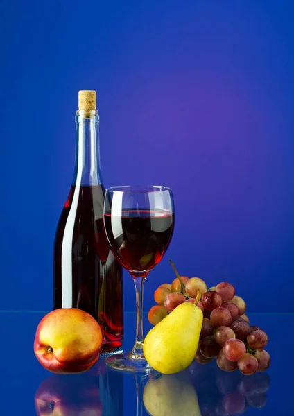 Bicchiere Con Vino Rosso Bottiglia Vino Pennello Uva Frutta Sfondo — Foto Stock
