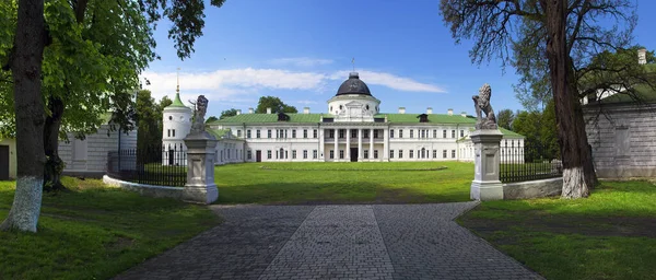 Kachanivka, Chernihiv bölgesindeki Tarnovsky malikanesinin panoramik manzarası.