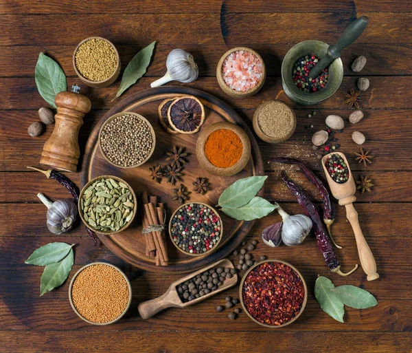 Kryddor Och Kryddor För Matlagning Trä Bakgrund Rustik Stil Ovanifrån — Stockfoto