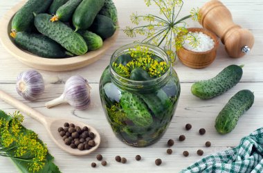 Cam kavanozda baharat ve otlarla salatalık turşusu kurma hazırlığı. Yakın plan..