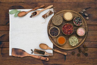 Çeşitli baharat ve bitkiler ahşap masa üzerinde metin için kopyalama alanı ile. Yemek ve mutfak malzemeleri kırsal alanda. Üst görünüm.