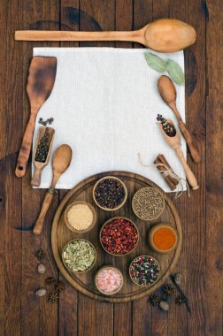 Çeşitli baharat ve otlar ahşap masa üzerinde, metin için fotokopi alanı olan. Üst Manzara. Düz yatıyordu.