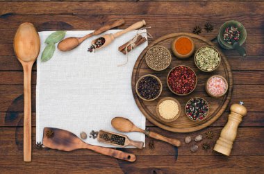 Ahşap masadaki çeşitli baharatlar kırsal tarzda ve metin için kopya alanı var. Üst görünüm.