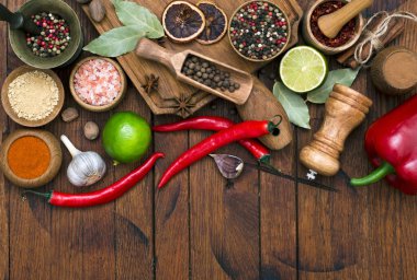 Ahşap zemin üzerinde pişirmek için baharatlar ve baharatlar. Fotokopi alanı kırsal tarzda, üst görünümde..