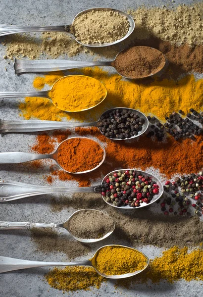 Diferite Condimente Colorate Pentru Gătit Linguri Metalice Epocă Fundal Texturat — Fotografie, imagine de stoc