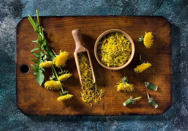 Top View Old Wooden Board Flowers Dandelion Petals Dark Blue — Stock Photo, Image