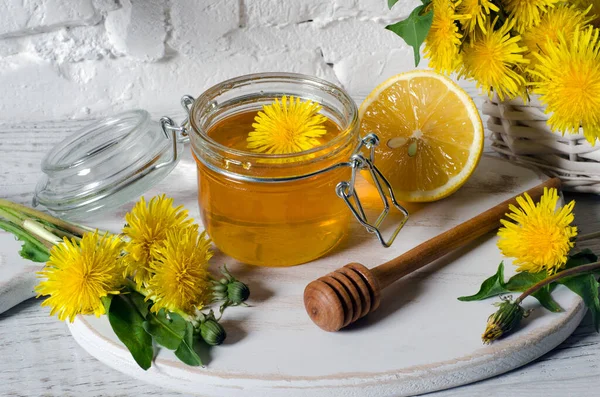 Nützlicher Honig Aus Löwenzahn Mit Zitrone Glas Und Frischen Blüten Stockbild