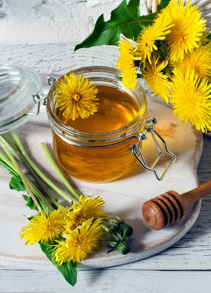 Marmelade Aus Löwenzahn Glas Und Frische Löwenzahnblüten Auf Einem Weißen Stockbild