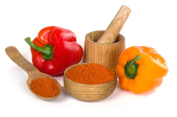 Polvere di paprika in una ciotola di legno e cucchiaio su sfondo bianco — Foto Stock