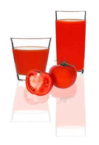 Tomatensaft im Glas und rote Tomaten auf weißem Hintergrund — Stockfoto