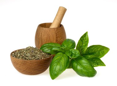 ahşap bir kapta yeşil ile ezilmiş kuru fesleğen yaprağı 