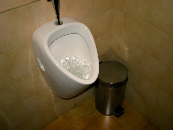 Hygiene Weiße Keramik Urinal Mit Eiswürfeln Büro Oder Öffentliches Bad — Stockfoto