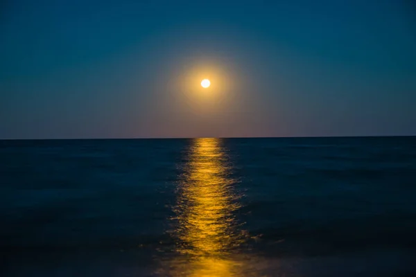 Lua Paisagem Sobre Horizonte Mar Luar Panorama Com Luna Noite — Fotografia de Stock