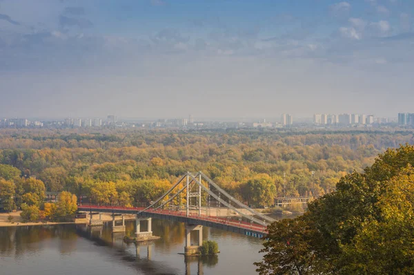 Widok Prawy Brzeg Kijowa Jesienią Ukraina Most Dla Pieszych Nad — Zdjęcie stockowe