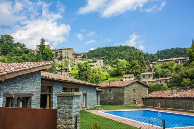İspanya, Katalonya. Rupit, volkanik Garrotxa 'nın Doğal Parkı' na bağlı küçük antik bir taştan kasaba. Halka açık bir havuz. Rupit (Cadı Şehri) - küçük bir antik taş kasabası..