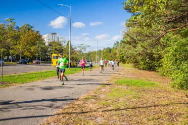 Ukrayna. Kyiv - 14 Ekim 2020 - Orman yakınında sonbahar maratonu Orman yakınlarındaki şehirde çok sayıda insanın koşusu