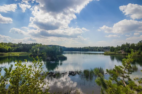 Eski bir bazalt taş ocağında pitoresk bir göl. Saf su ve harika doğa. Bazalt Sütunlar. Rivne Oblastı. Ukrayna