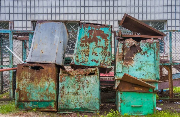 Old Empty Green Dirty Rusty Garbage Containers Backyard Old Building — Stock Photo, Image