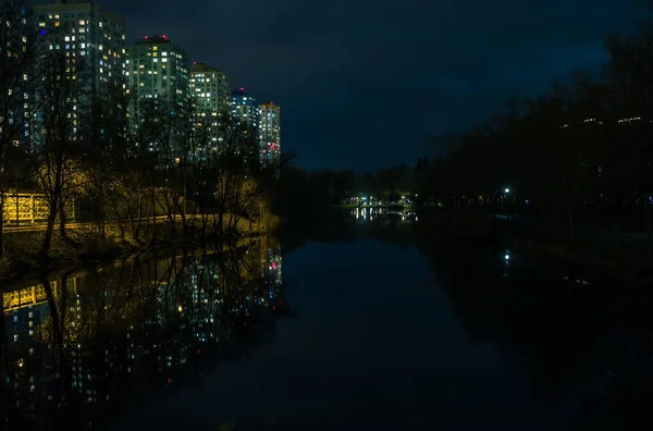 都市灯の風景です 美しい建物のライトは 湖の水に夜に反映されます ウクライナだ キエフ — ストック写真