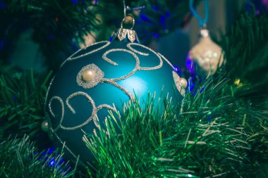 Noel balosunda mavi, Noel ağacında süslenmiş. Kardan adam ve Noel balosu. Tatil kutlaması konsepti