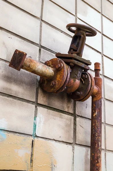 Alte Brandrohrsystem Nahaufnahme Feuerwehrhydrant Detail Rostiger Feuerhydrant Auf Dem Hintergrund — Stockfoto