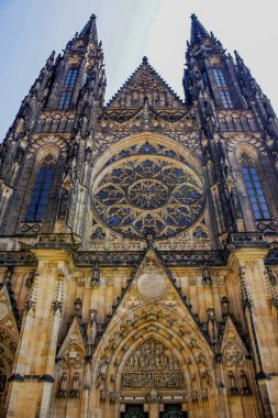 Çek Cumhuriyeti Prag Şatosu 'ndaki St. Vitus Katedrali' nin ana girişinin ön görüntüsü