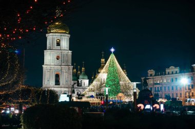 Kyiv 'deki Sophia Meydanı' ndaki Ana Ukrayna 'nın yeni yıl ağacının manzarası. Peri masalı süslenmiş ağaç ve Sophia Meydanı 'ndaki Noel pazarı. Manzaralı kış akşamı.