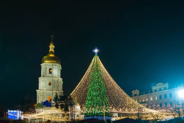 Kyiv 'deki Sophia Meydanı' ndaki Ana Ukrayna 'nın yeni yıl ağacının manzarası. Peri masalı süslenmiş ağaç ve Sophia Meydanı 'ndaki Noel pazarı. Manzaralı kış akşamı.