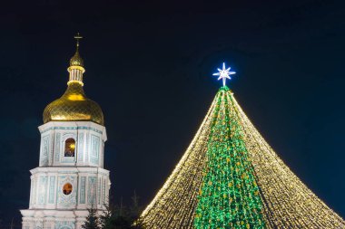 Kyiv 'deki Sophia Meydanı' ndaki Ana Ukrayna 'nın yeni yıl ağacının manzarası. Peri masalı süslenmiş ağaç ve Sophia Meydanı 'ndaki Noel pazarı. Manzaralı kış akşamı.