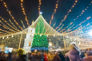 Kyiv 'deki Sophia Meydanı' ndaki Ana Ukrayna 'nın yeni yıl ağacının manzarası. Peri masalı süslenmiş ağaç ve Sophia Meydanı 'ndaki Noel pazarı. Manzaralı kış akşamı.