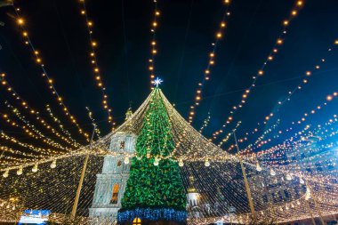 Kyiv 'deki Sophia Meydanı' ndaki Ana Ukrayna 'nın yeni yıl ağacının manzarası. Peri masalı süslenmiş ağaç ve Sophia Meydanı 'ndaki Noel pazarı. Manzaralı kış akşamı.