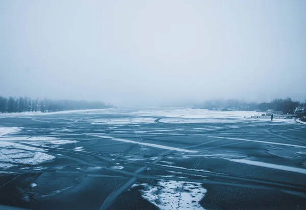 Paisaje Invernal Río Helado Niebla Día Nublado Huellas Humanas Hielo — Foto de Stock