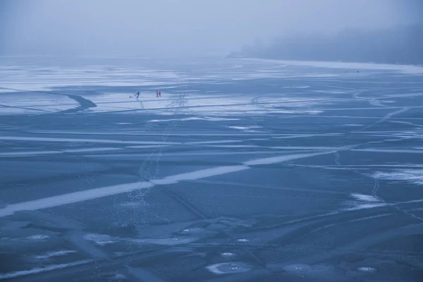 Gente Medio Río Helado Río Helado Niebla Día Nublado Huellas — Foto de Stock