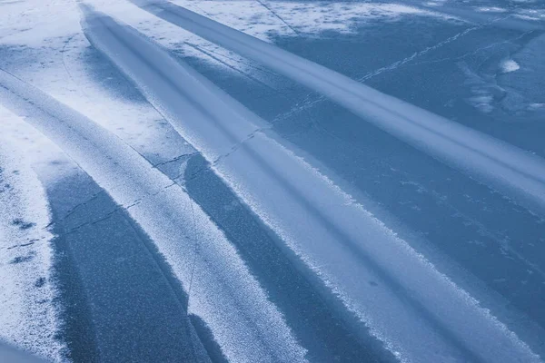 Zimowy Krajobraz Zamarznięta Rzeka Mgle Pochmurny Dzień Ludzkie Ślady Stóp — Zdjęcie stockowe
