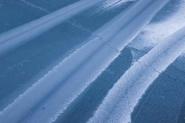 Зимовий Пейзаж Заморожена Річка Тумані Похмурий День Сліди Людей Льоду — стокове фото
